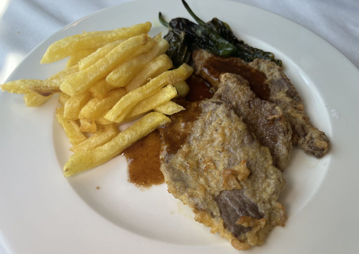 Imagen secundaria 1 - Zamburiñas rellenas de marisco y gratinados, escalopines de picaña rebozados y pimientos y suprema de lubina al horno con verduras.