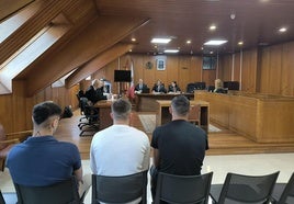 Los tres acusados de delitos de lesiones y odio, momentos antes de prestar declaración.
