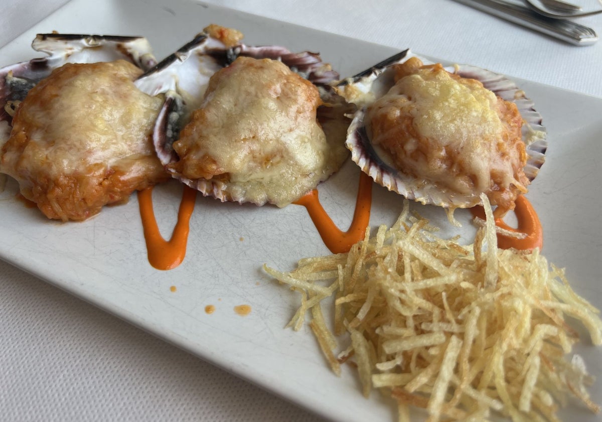 Imagen principal - Zamburiñas rellenas de marisco y gratinados, escalopines de picaña rebozados y pimientos y suprema de lubina al horno con verduras.