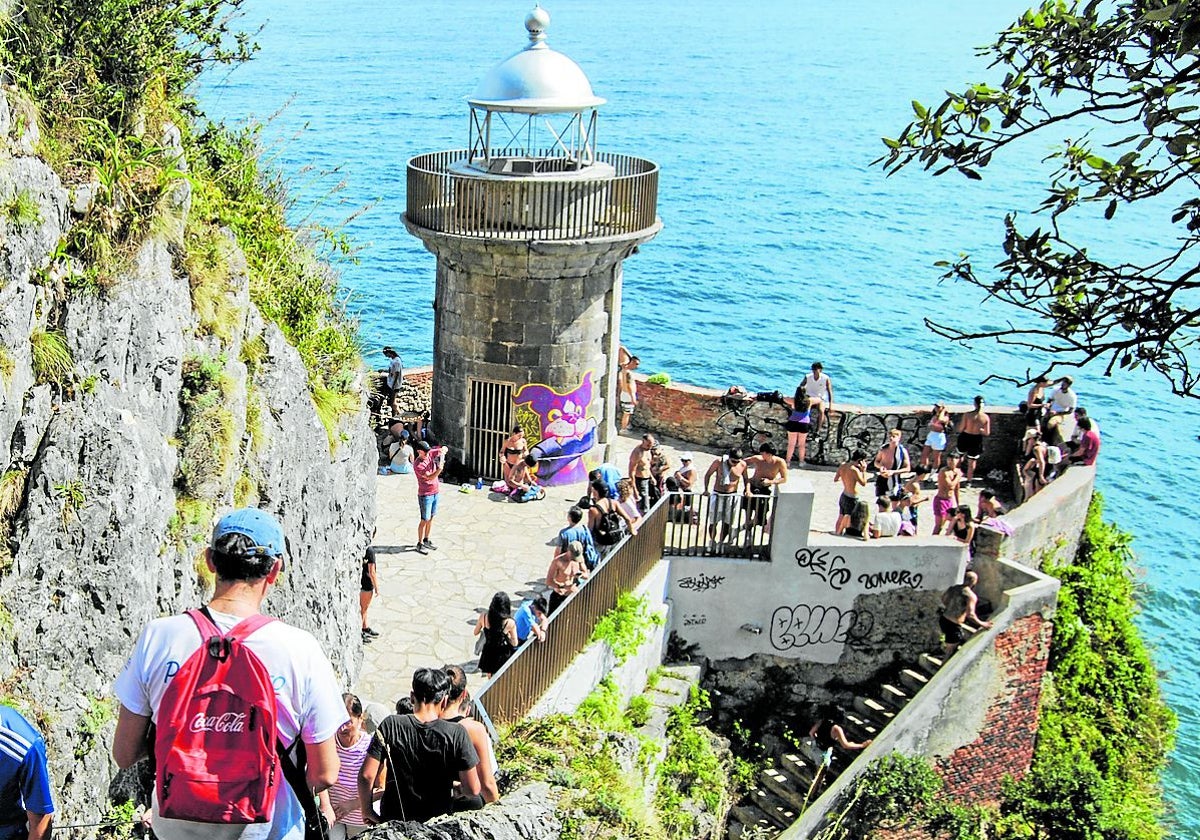 Visitantes disfrutando del Faro del Caballo de Santoña.