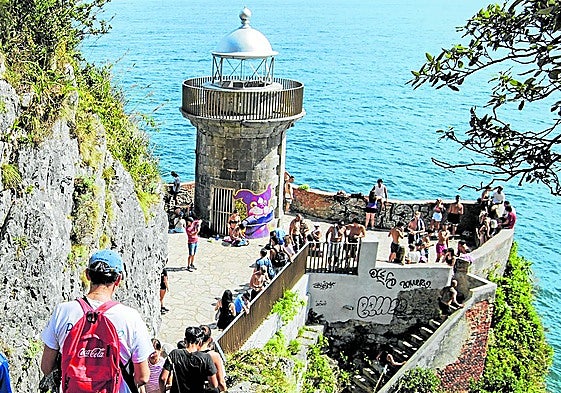 Visitantes disfrutando del Faro del Caballo de Santoña.