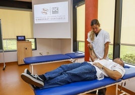 Una alumna, durante una de sus clases prácticas en la Escuela Gimbernat de Torrelavega.