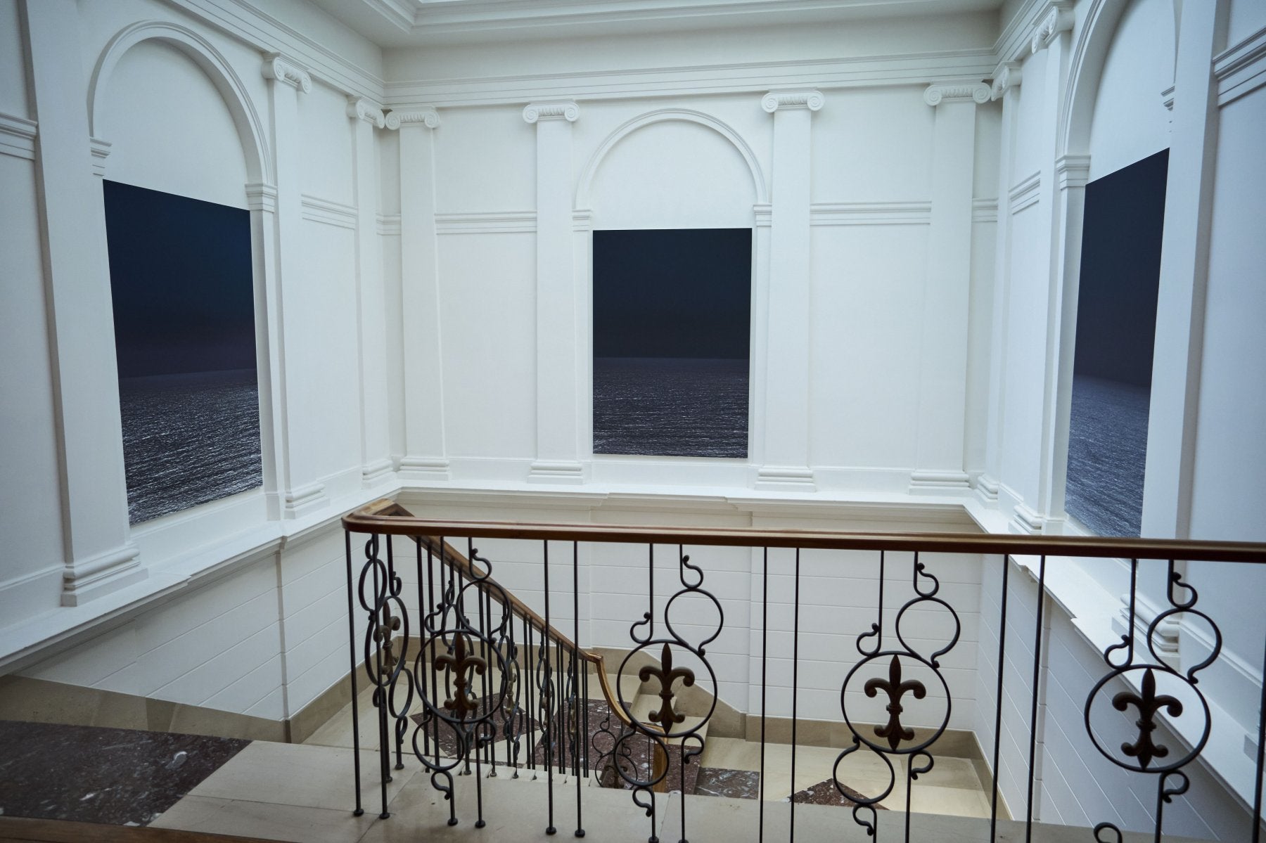 Las obras de Uslé presiden desde esta semana el acceso central entre plantas de La Magdalena.