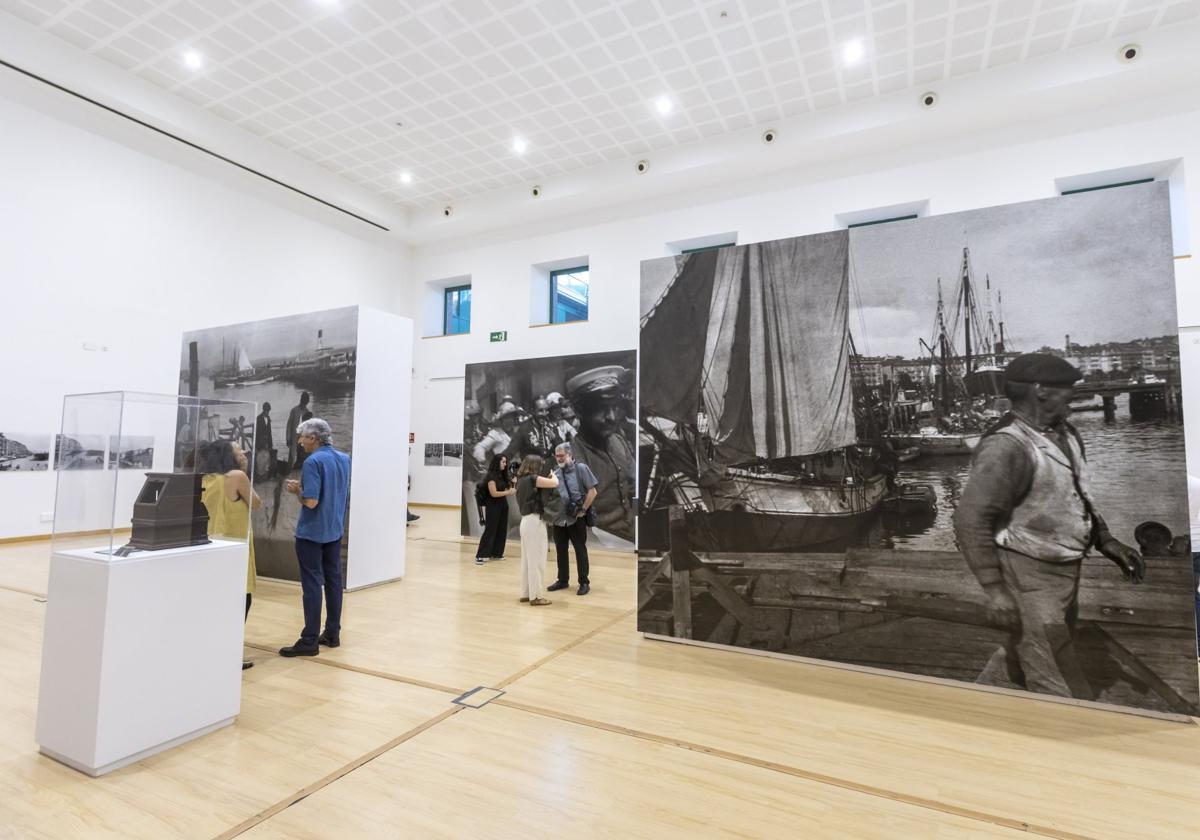 Vista general de la muestra de Liborio Porset, que retrató Santander durante sus visitas veraniegas en los inicios del siglo XX. Liborio C. Porset fue un pionero de la fotografía estereoscópica. Imagen de El Sardinero con el Palacio al fondo.