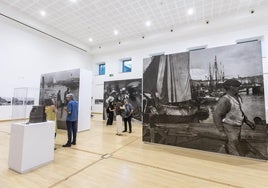 Vista general de la muestra de Liborio Porset, que retrató Santander durante sus visitas veraniegas en los inicios del siglo XX. Liborio C. Porset fue un pionero de la fotografía estereoscópica. Imagen de El Sardinero con el Palacio al fondo.