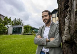 Lamadrid, en los jardines de Las Carolinas, donde está la sede de la Asociación.