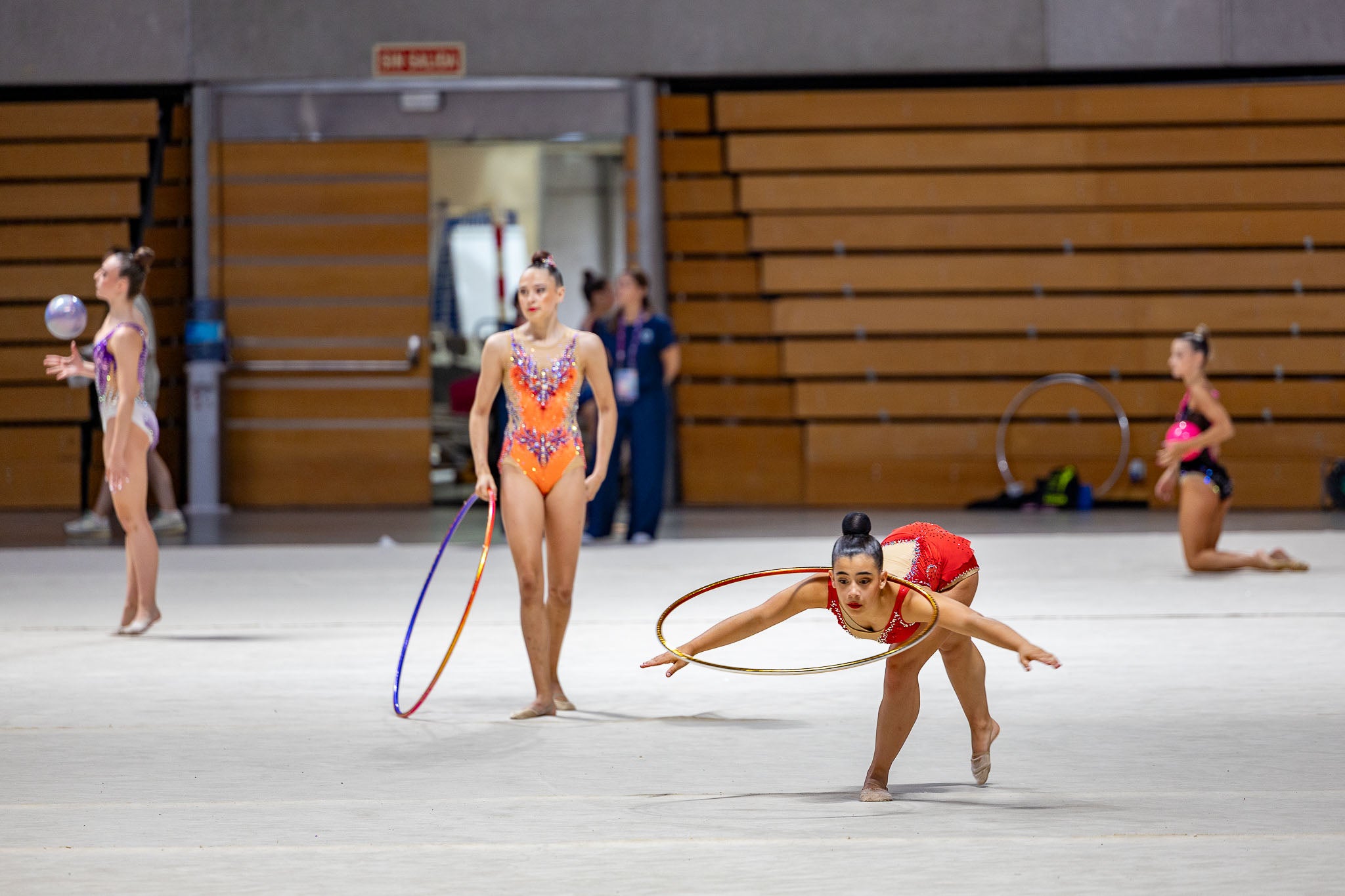 Las gimnastas calientan antes del arranque.