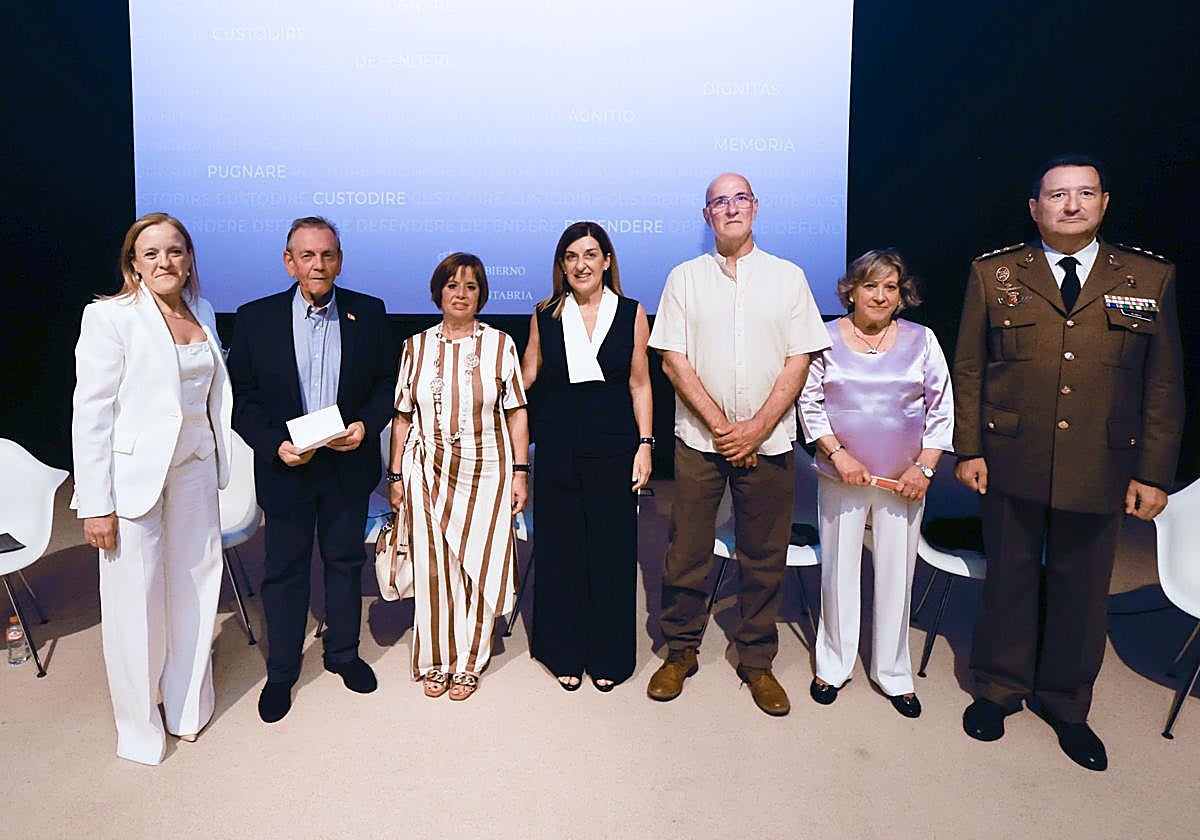 Isabel Urrutia, Alfredo Pérez, María Ángeles Carmona, María José Sáenz de Buruaga, Óscar Robles, Manuela Virginia Caso y Emiliano Blanco Martín, este viernes en el homenaje.