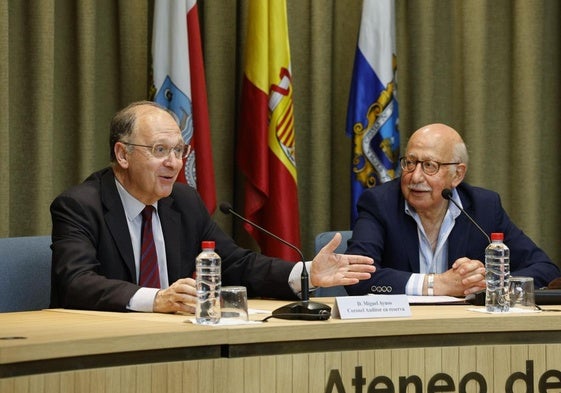 Miguel Ayuso, en el Ateneo, junto a Federico Lucendo Pombo.