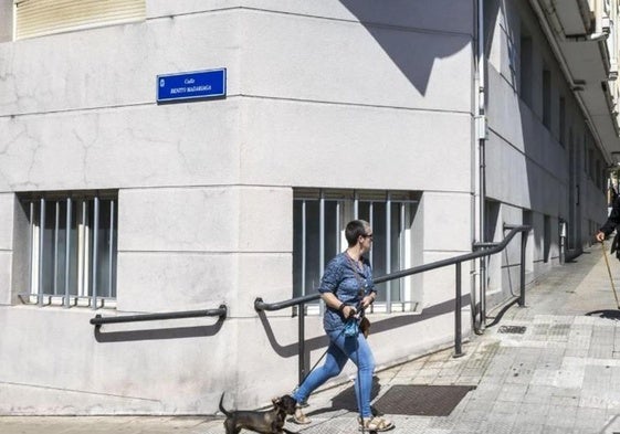 Una mujer camina junto a la nueva placa de la calle Alto de los Leoneses, que ahora se llama Benito Madariaga.