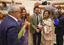 Los regionalistas Pedro Hernando y Paula Fernández bromean con los populares Alejandro Liz y María José Sáenz de Buruaga.