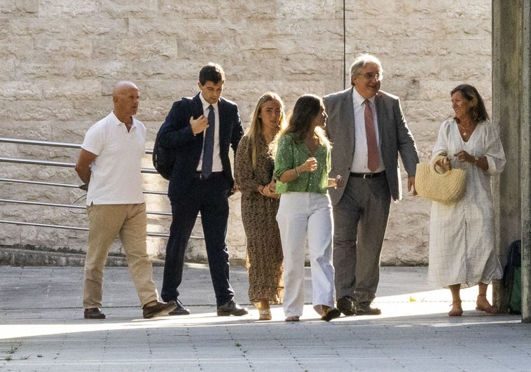 El exjefe de Carreteras, Miguel Ángel Diez, junto a sus dos hijas, Cecilia y Sofía, su mujer Beatriz del Río, y sus dos abogados, momentos antes de la vista de imputación.