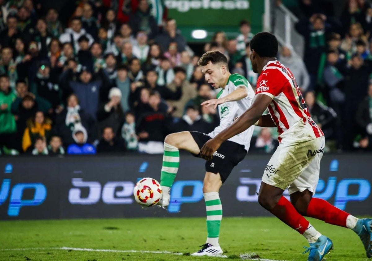 Íñigo Vicente, controla el balón durante el Racing-Sporting en El Sardinero