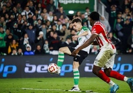 Íñigo Vicente, controla el balón durante el Racing-Sporting en El Sardinero
