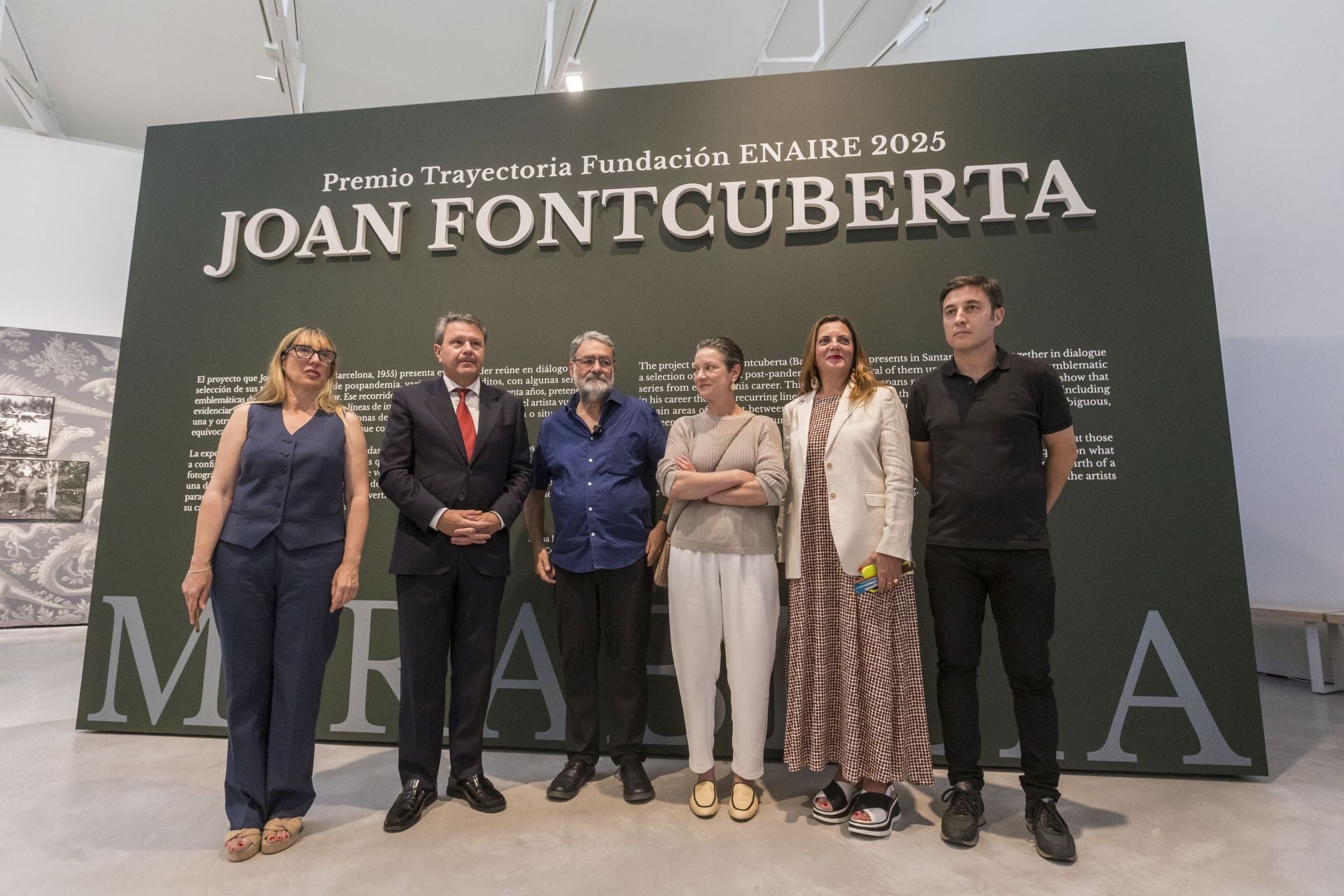 De izquierda a derecha, la delegada del Gobierno en Cantabria, Eugenia Gómez de Diego; el secretario de Estado de Transporte y presidente de Fundación Enaire, José Antonio Santano; el artista Joan Fontcuberta; la directora de PHotoEspaña, María Santoyo; la directora de Fundación Enaire,Margarita Asuar, y el comisario de la exposición Sema D'Acosta.