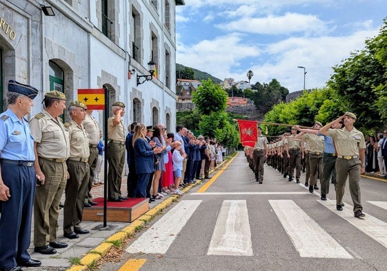 Desfile de los militares en el exterior del Patronato.