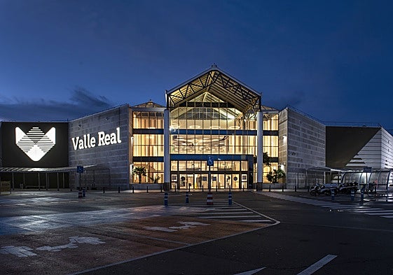 El centro comercial de Valle Real iluminado Maliaño.
