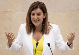 La presidenta de Cantabria, María José Sáenz de Buruaga, durante su intervención en el Debate del Estado de la Región