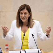 La presidenta de Cantabria, María José Sáenz de Buruaga, durante su intervención en el Debate del Estado de la Región