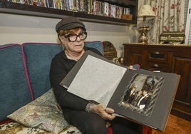 Recuerdo. Ángel García muestra la fotografíadel día de la boda con su marido, Manuel Aparicio, fallecido en 2015.