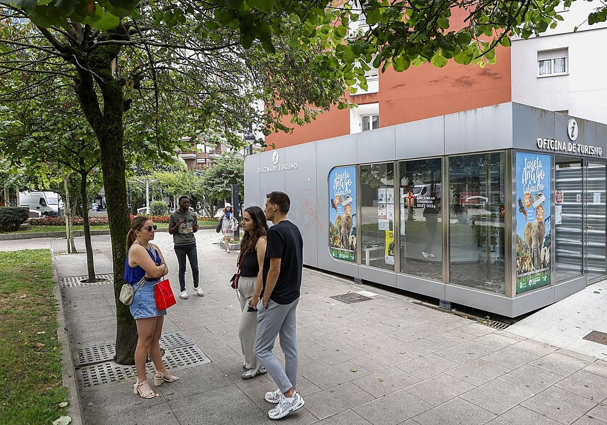 La Oficina de Turismo de Torrelavega, ubicada en la plaza de Pequeñeces.