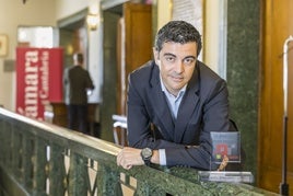 Manuel Lobeira posa en la Cámara de Comercio con el Premio Pyme del Año 2025 de Cantabria.