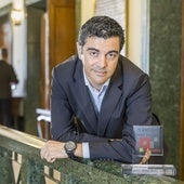 Manuel Lobeira posa en la Cámara de Comercio con el Premio Pyme del Año 2025 de Cantabria.