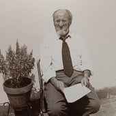El novelista, poeta y académico Álvaro Pombo en uno de los retratos que presiden la exposición 'Una narrativa de la fragilidad'.