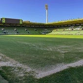 El césped de El Sardinero, ayer, con la arena fina sobre el terreno de juego, una vez comenzadas las tareas de remodelación.