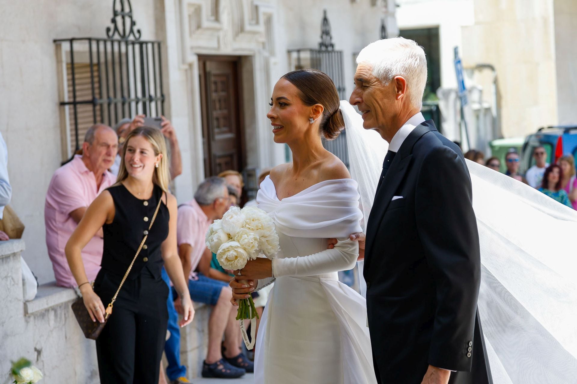 La novia lució un ramo de rosas blancas.