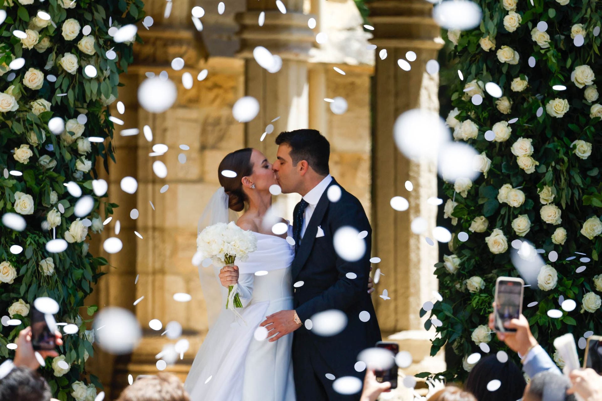 El beso que consolidó el matrimonio de la pareja.