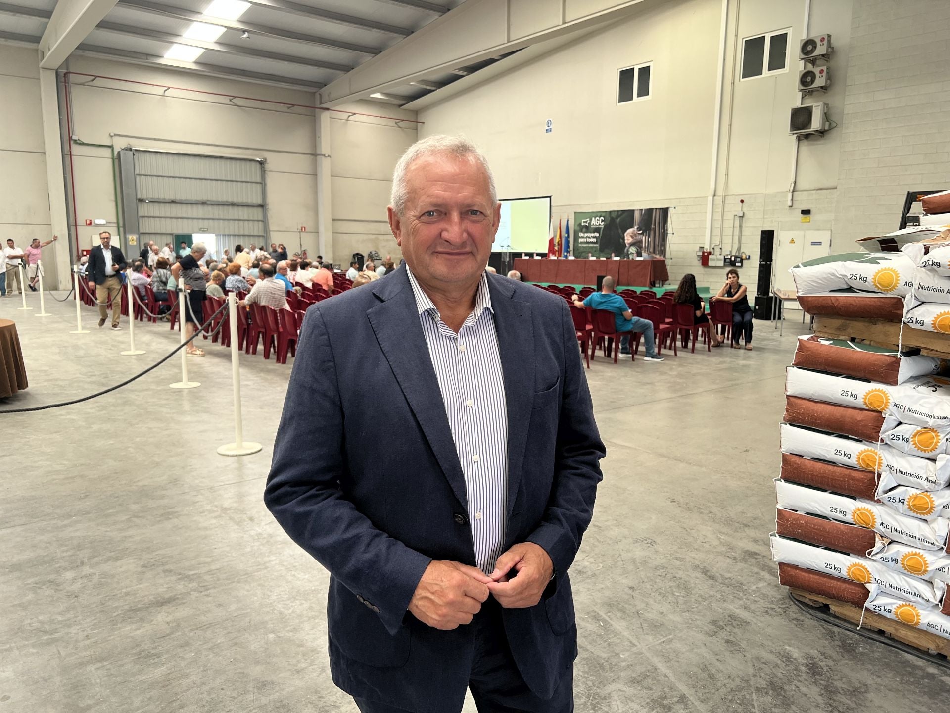 Nacho Boluda charla con el personal de seguridad. Al lado, su madre Verónica Ceballos.