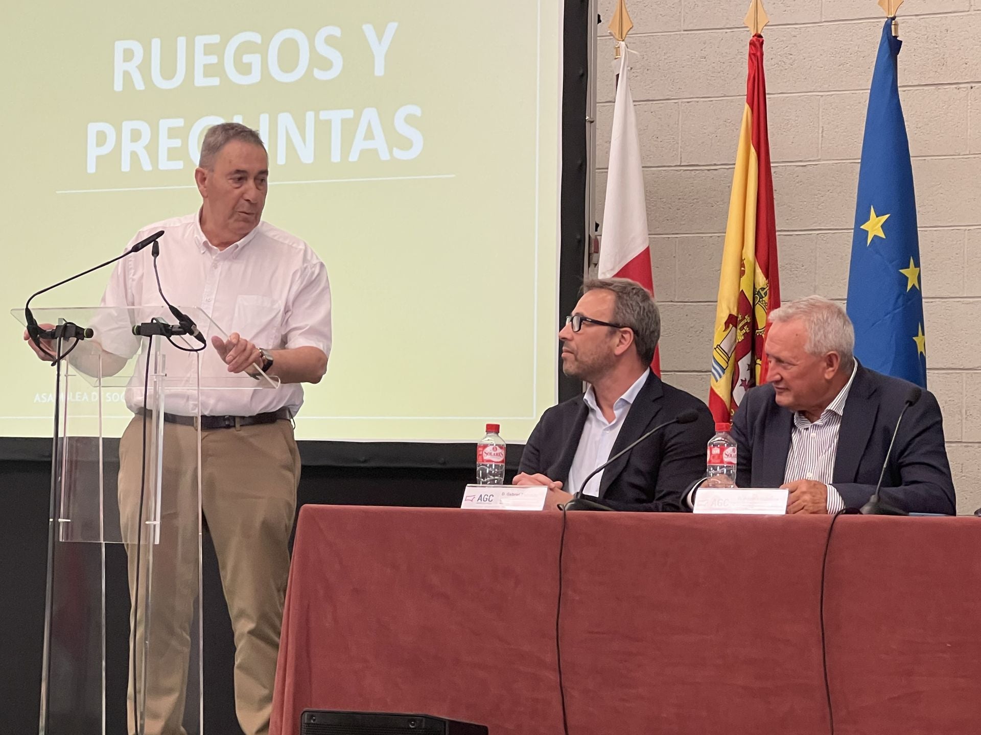 El empresario Vicente Boluda saluda a varios de los invitados al llegar.
