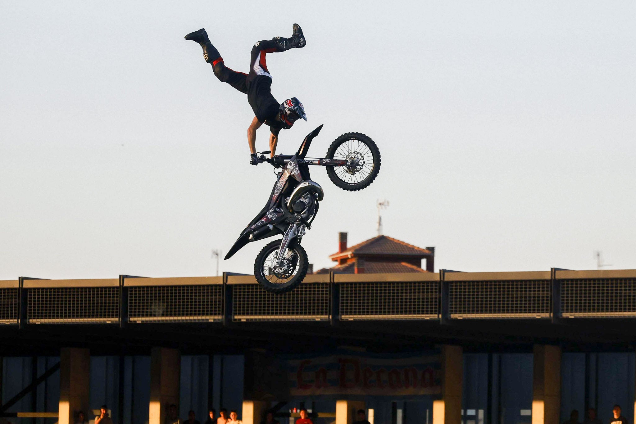 El freestyle motocross es una variación del motocross en el que los pilotos desafían las leyes de la gravedad con saltos y acrobacias imposibles.