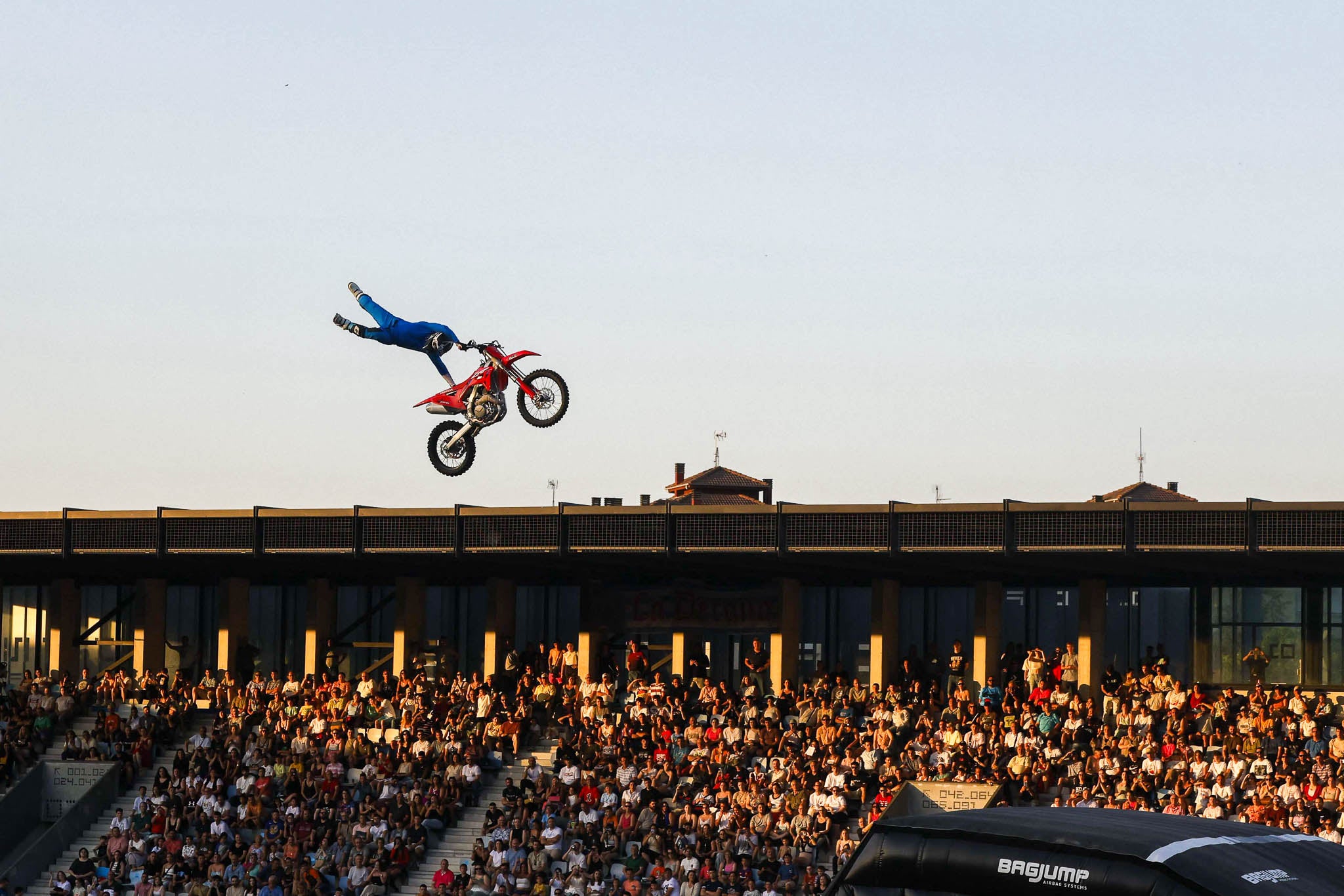 Fue un evento para toda la familia y aficionados al mundo de las motos en la que las acrobacias a más de 15 metros de altura maravillaron al público asistente.