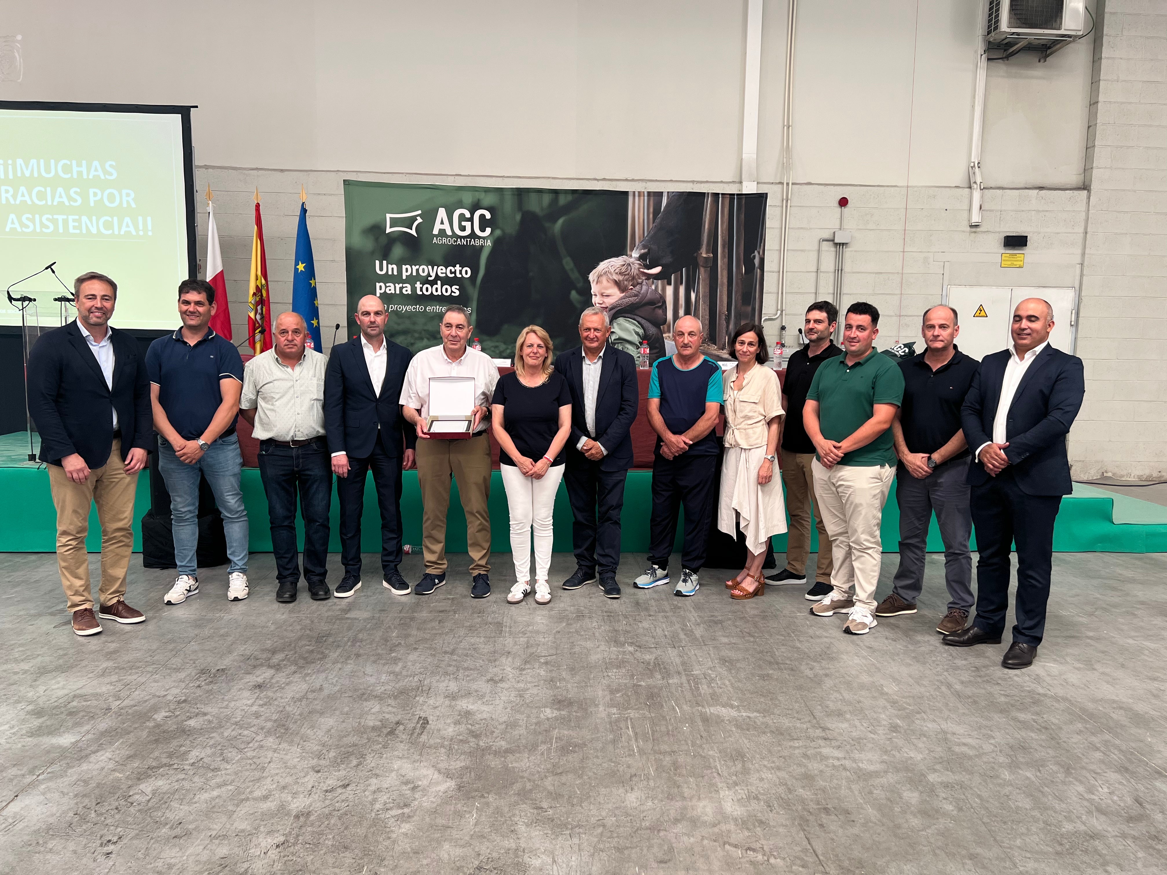 El consejo rector de AgroCantabria junto a la consejera, De la Vega y los representantes de Cooperativas Agroalimentarias de España.