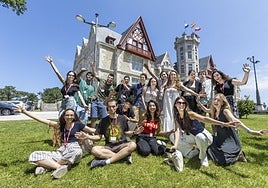 Los estudiantes de los cursos aprovechan cualquier lugar del entorno de La Magdalena para poner en común la información de los seminarios.