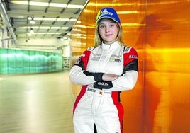 María Sánchez, de diecinueve años, posaen las instalaciones de El Diario Montañés con su mono de carreras.