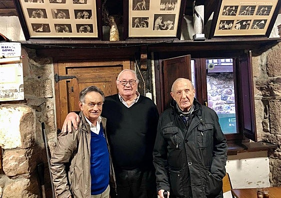 Chani Galán, Mirín Martínez y Armando González, en un bar de Cos.