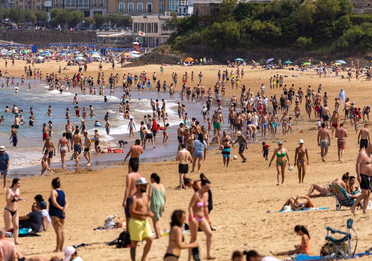 La segunda playa de El Sardinero llena de bañistas este domingo.