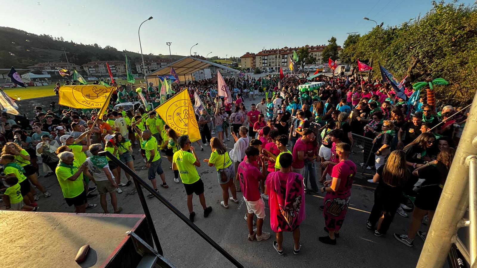 Sarón desata la fiesta con las peñas