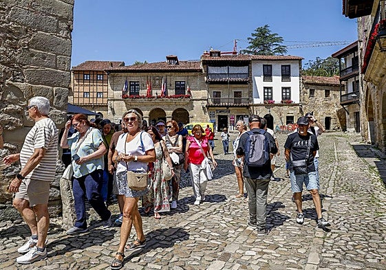 Un numeroso grupo de turistas deja atrás la Plaza Mayor de camino al Cantón.