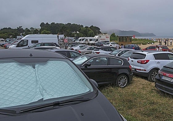 Así lucía ayer, lunes, el aparcamiento gratuito que hay a la entrada de la playa del Parque Natural de Oyambre.