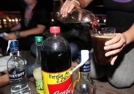 Imagen de archivo de jóvenes consumiendo bebidas alcohólicas.
