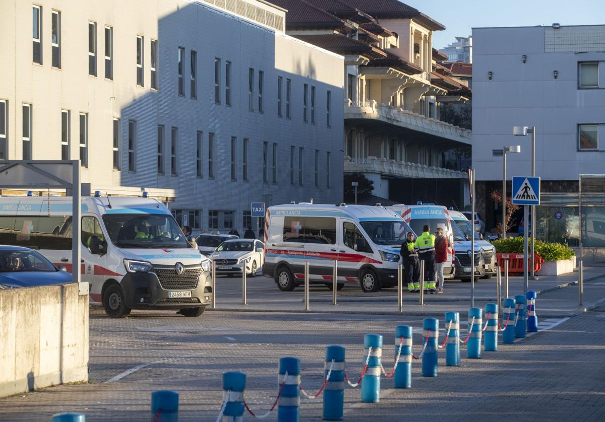 Ambulancias en el Hospital de Valdecilla, en Santander