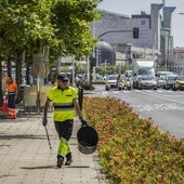 Jesús Ruiz, empleado de limpieza del Ayuntamiento de Santander, en el mediodía de ayer, en el Paseo de Pereda.
