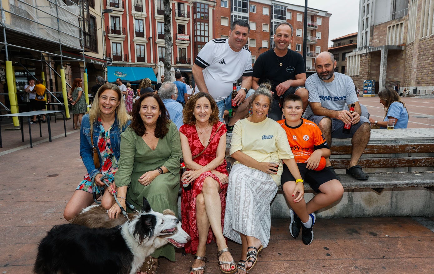 En la fila de abajo, Izaskun Ruiz, Marta Diestro, Marga Diestro, Cristina Haya y Matías Lobato; arriba, Tino Lobato, Fernando Berrio y Ángel Rodríguez.