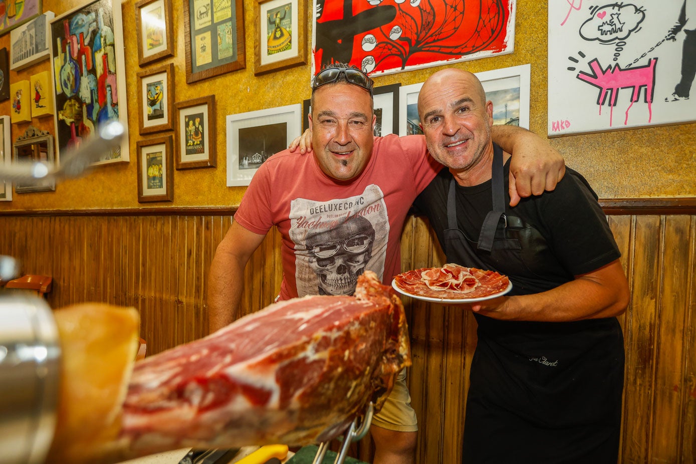 Javi González y César Martínez, junto al jamón que se cortó durante la fiesta.
