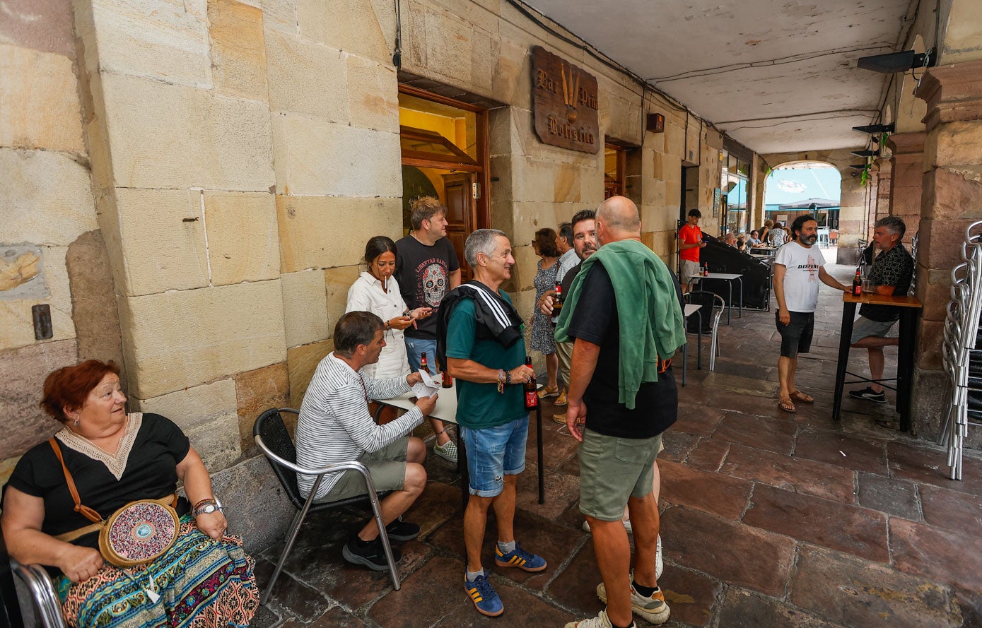 Clientes charlan en la entrada del bar, que se quedó pequeño para acoger a las decenas de personas que se acercaron a la despedida.