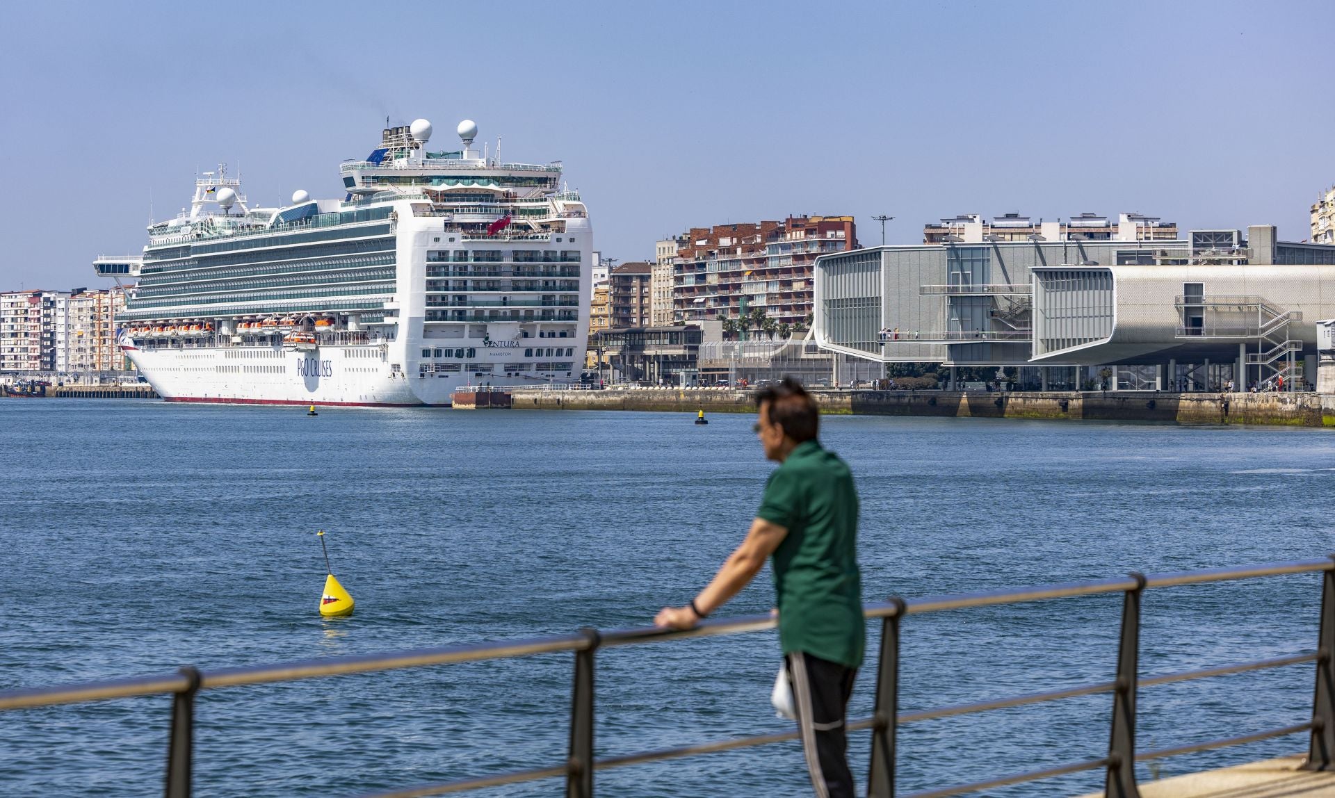 El crucero 'Ventura', de la naviera P&O y con 288,6 metros de eslora, ayer en Santander.